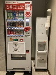飲料の自動販売機と製氷機