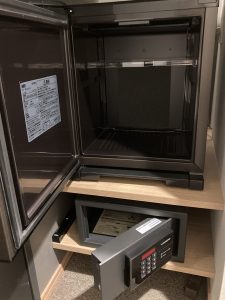 客室の冷蔵庫とセフティボックス