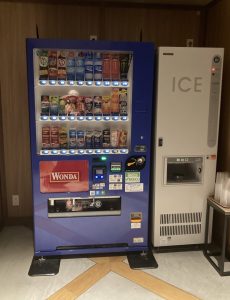 ソフトドリンクの自販機と製氷機