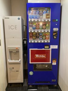 製氷機とソフトドリンクの自動販売機
