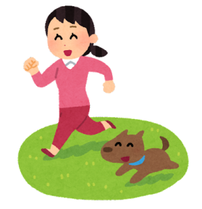ドグランを走る女性と小型犬