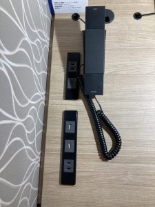 デスクの電話機、コンセント、USBポート、LANポート
