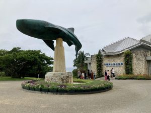 水族館の入口の像