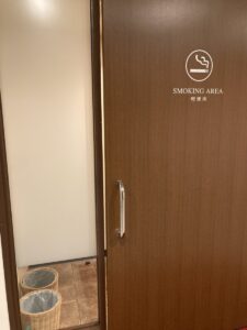 喫煙所のドア