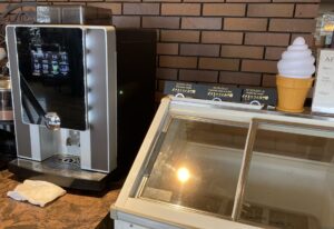 コーヒーマシンの横のアイスクリーム