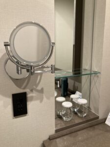 洗面台の拡大鏡と歯磨きグラス
