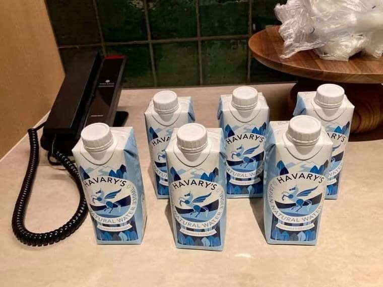 紙パックの水