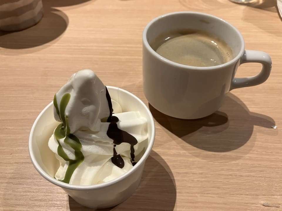 ソフトクイリームとコーヒー