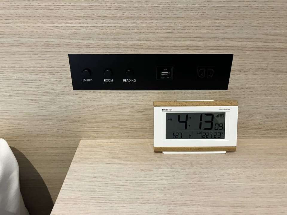 ベッドサイドテーブル