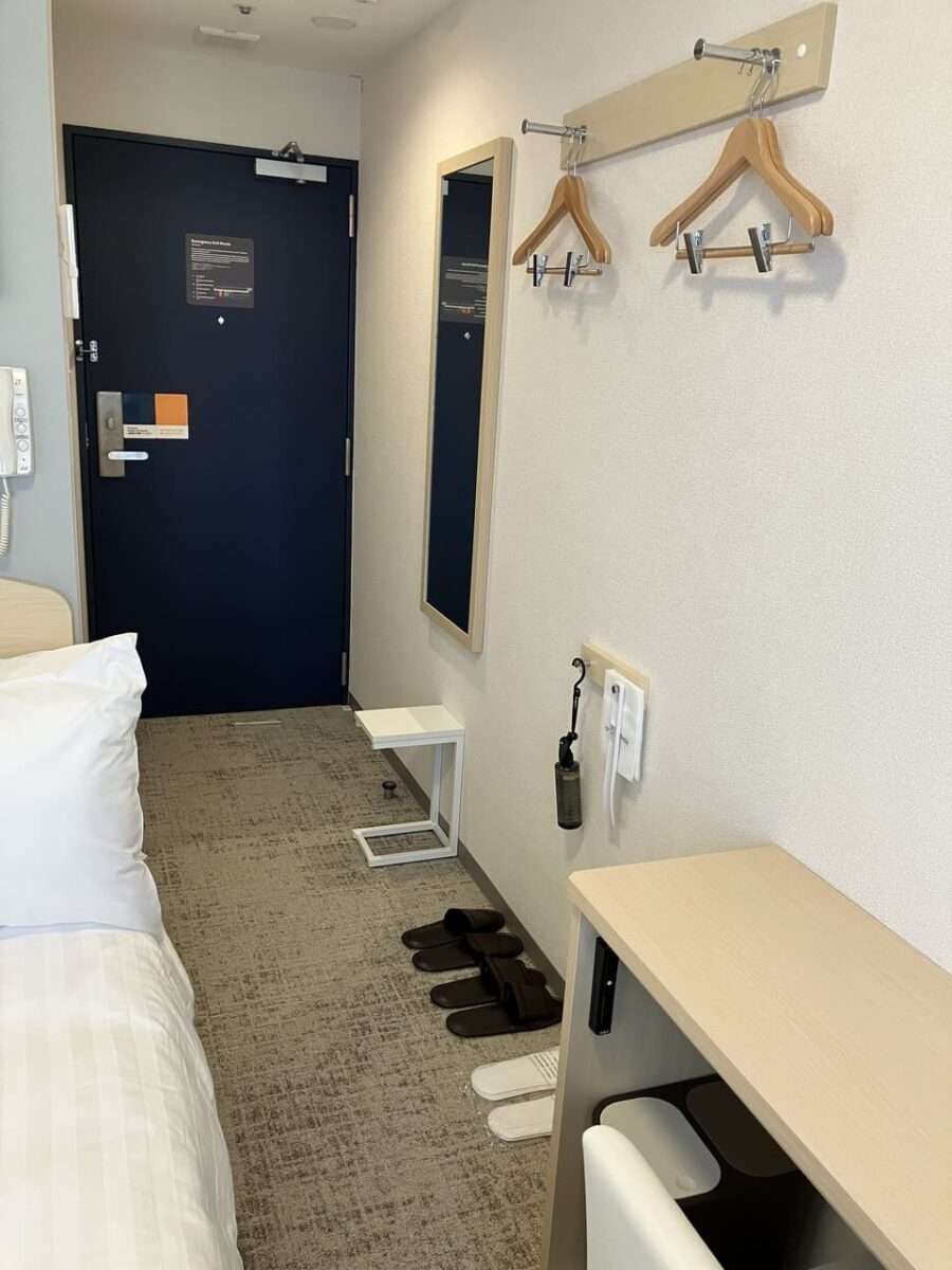 部屋の奥から見た客室