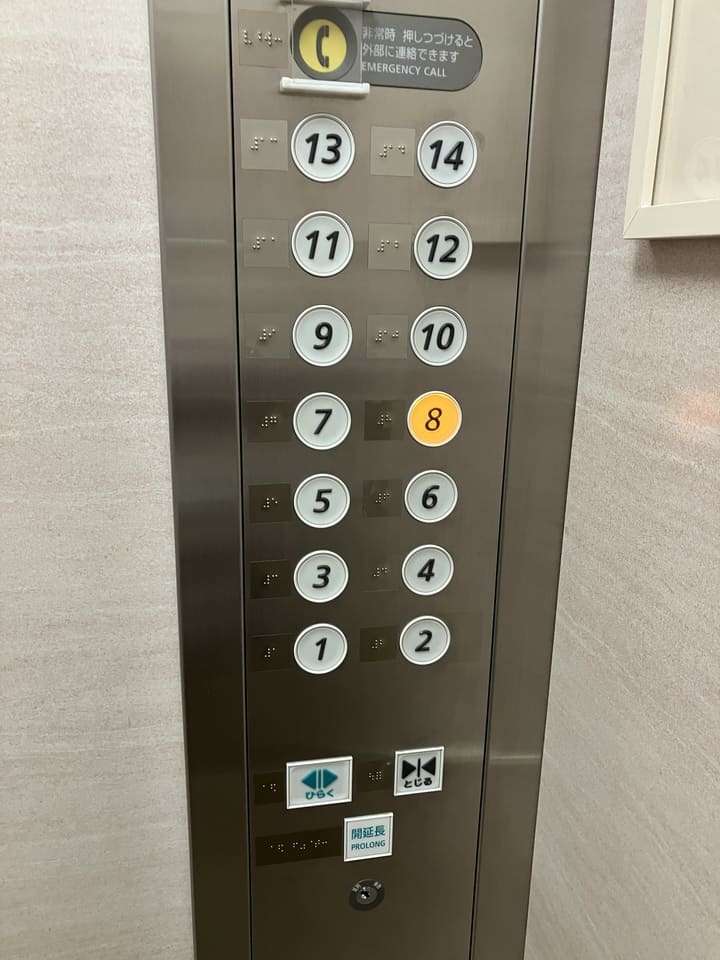 エレベーター内部