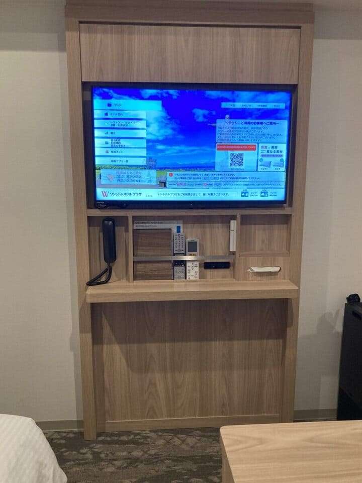 TVのある収納棚