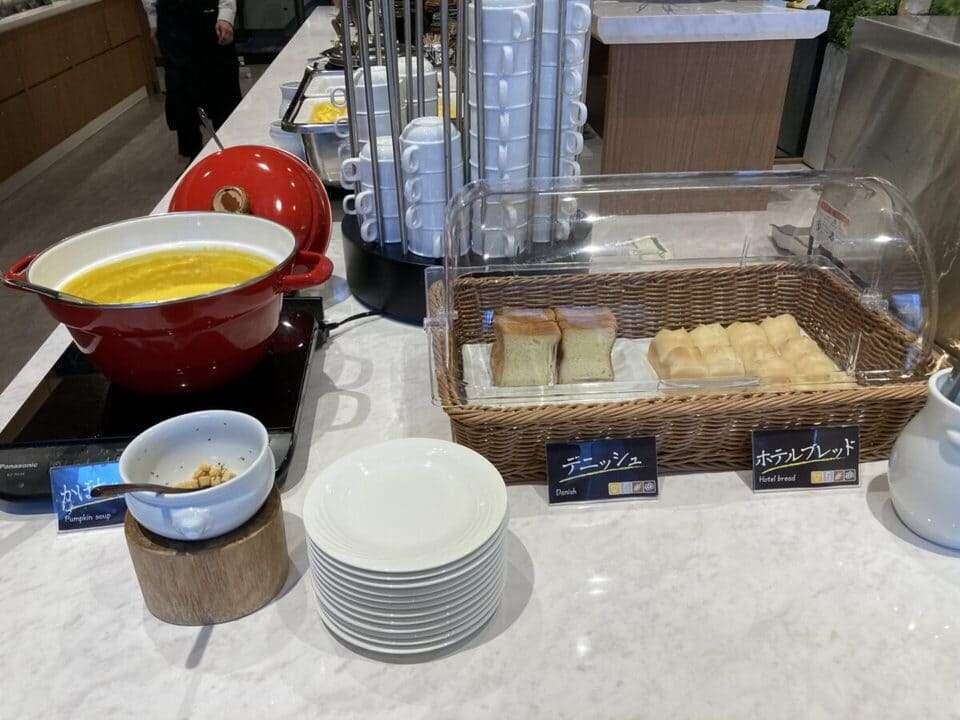 コーンスープとパン
