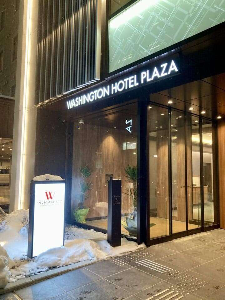 冬の夜のエントランス