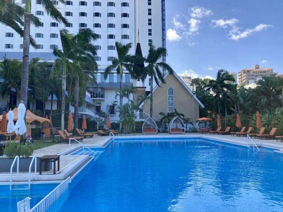 プールとチャペル