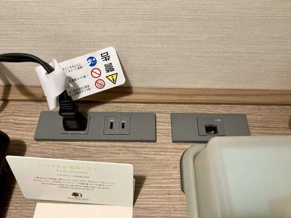 カウンターの上のコンセントとLANポート