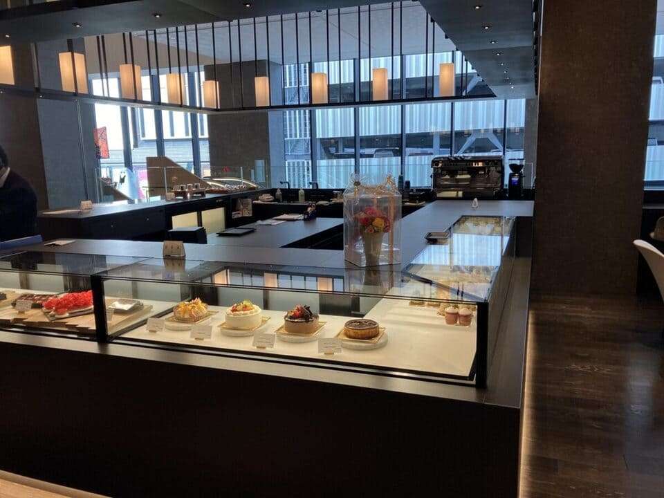 ケーキが並ぶショーケース