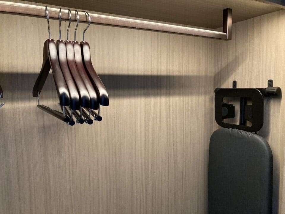 ハンガーとアイロン