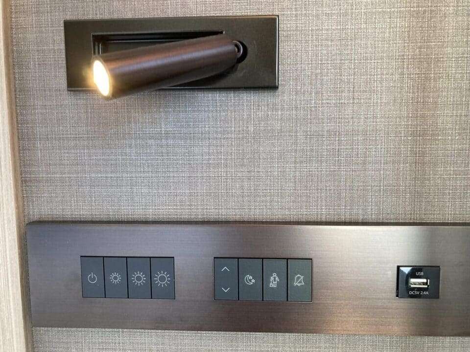 読書灯とコントロールパネル