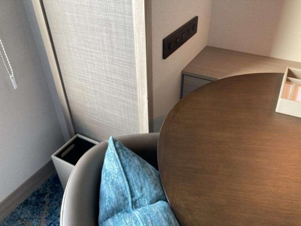 部屋の角にあるコンセント