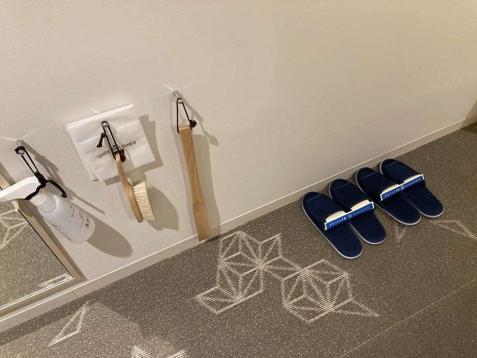 消臭スプレー、洋服ブラシ、靴ベラ、スリッパ