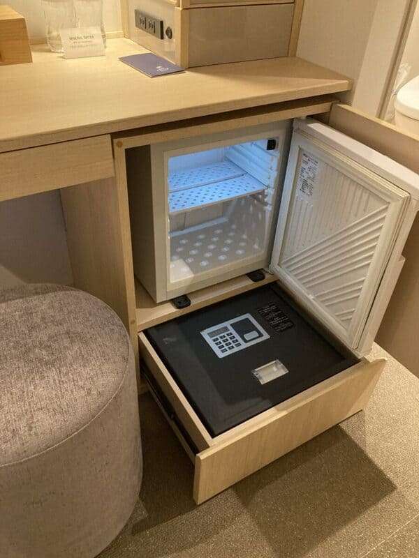 空の冷蔵庫と金庫