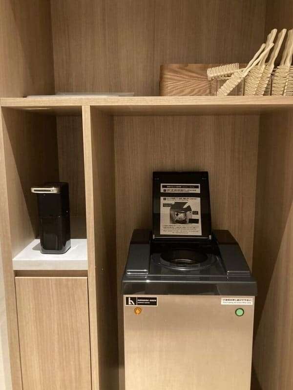 脱水機の上にヘアブラシ