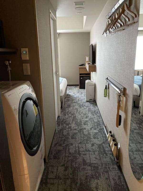 廊下から見た客室