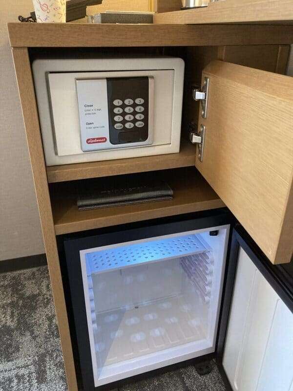 金庫と空の冷蔵庫