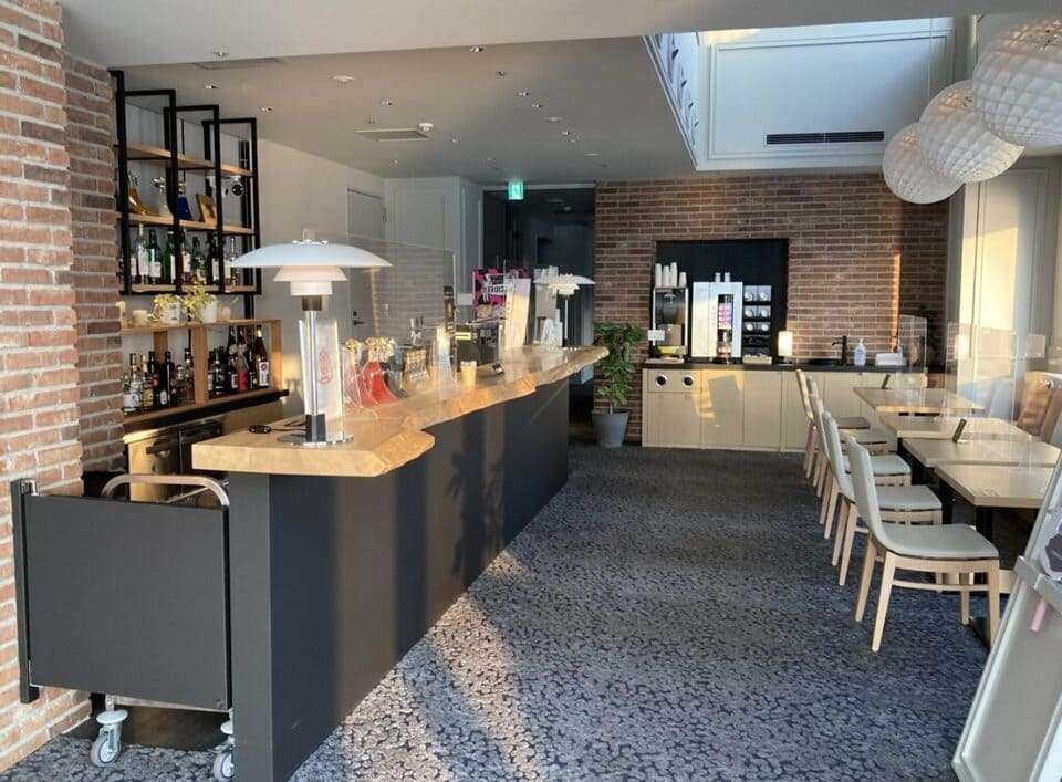 奥から見たラウンジ