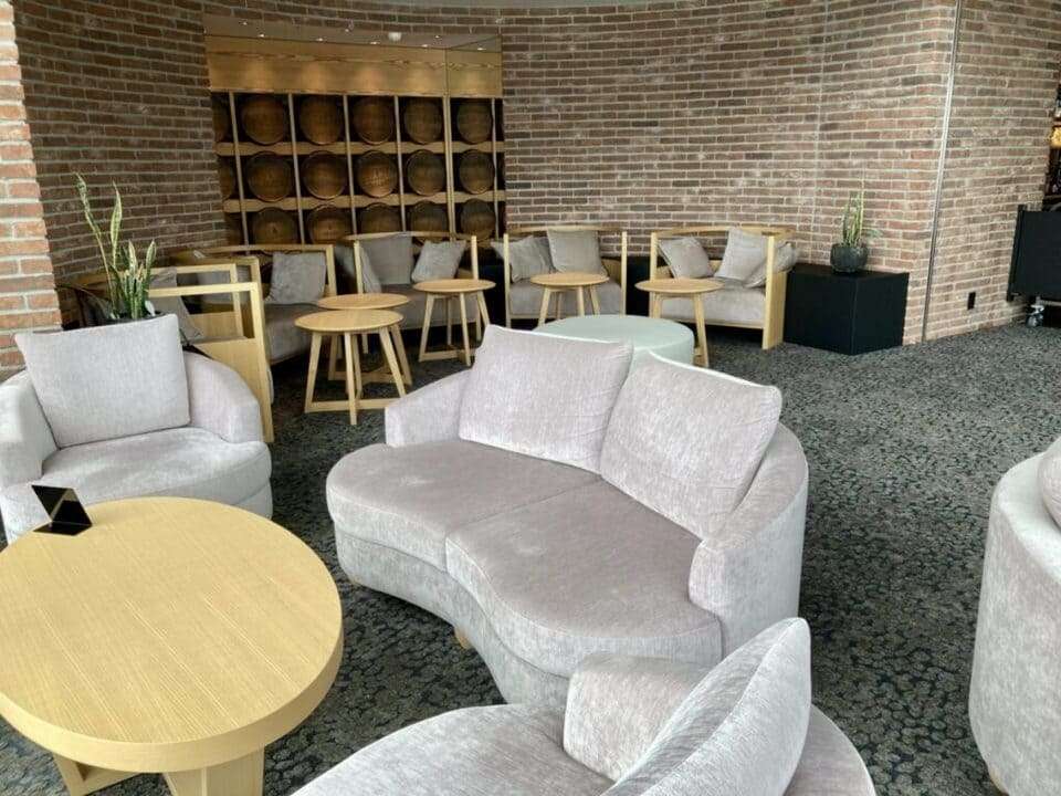 ラウンジのソファ席