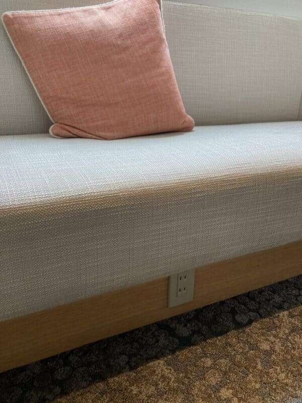 座席下のコンセント