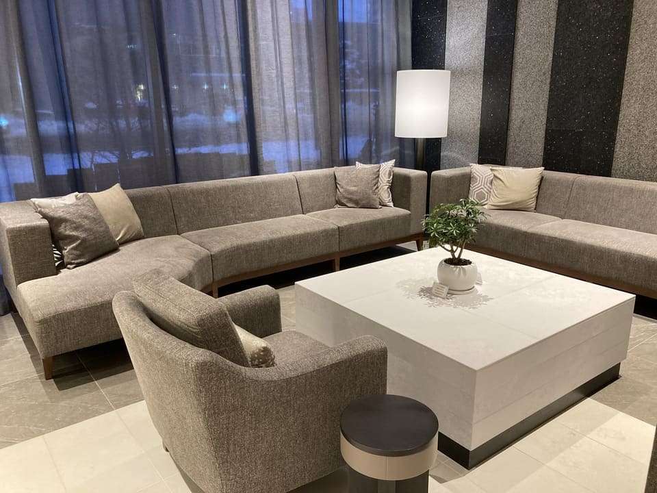 ロビーのソファ