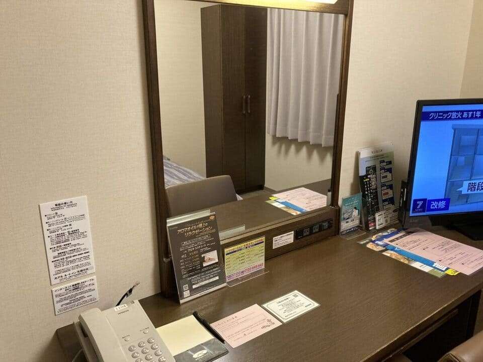 デスクの前の鏡