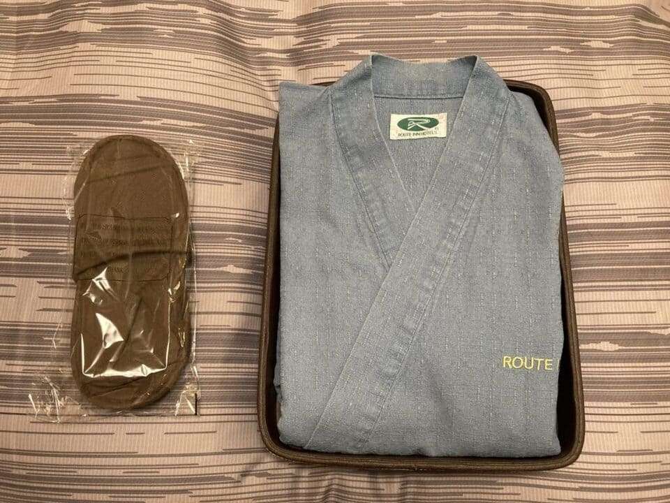 ベッドの上の館内着と使い捨てスリッパ