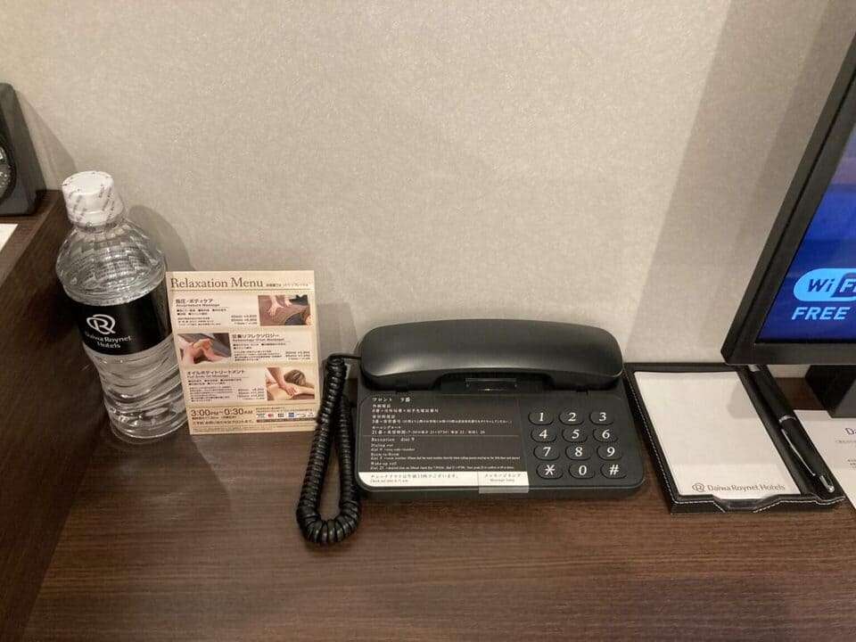 デスクの上の電話機