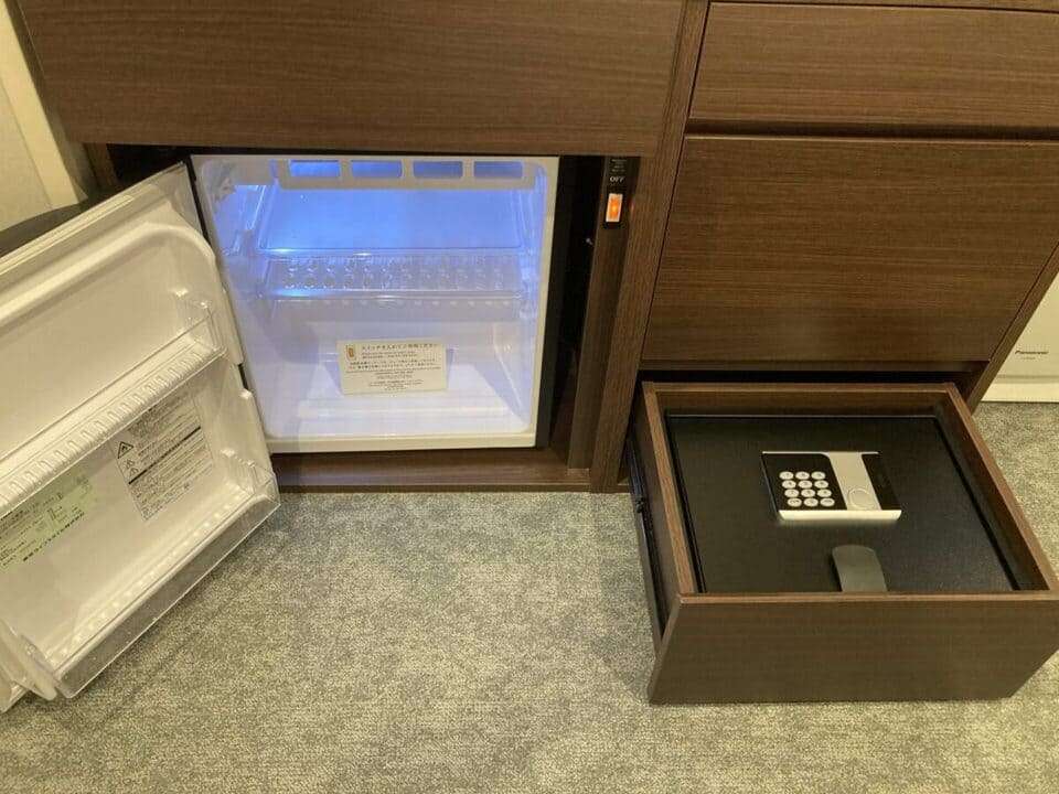 空の冷蔵庫と金庫