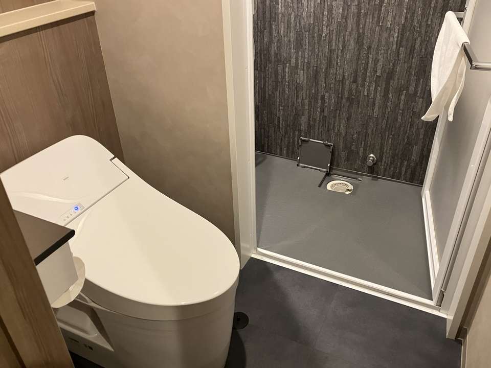 トイレの奥にシャワーブース