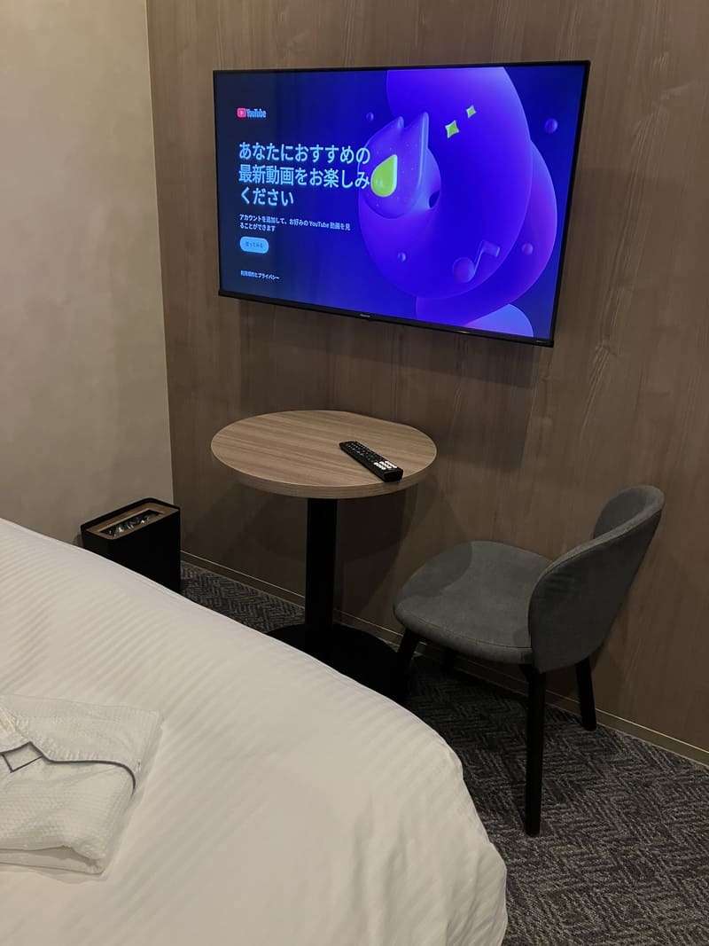 テレビとテーブルセット