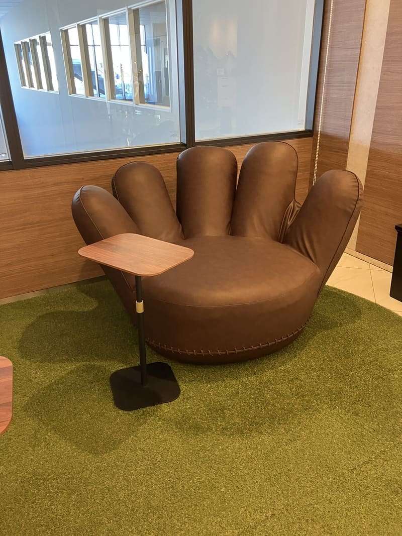 グローブ型のソファー