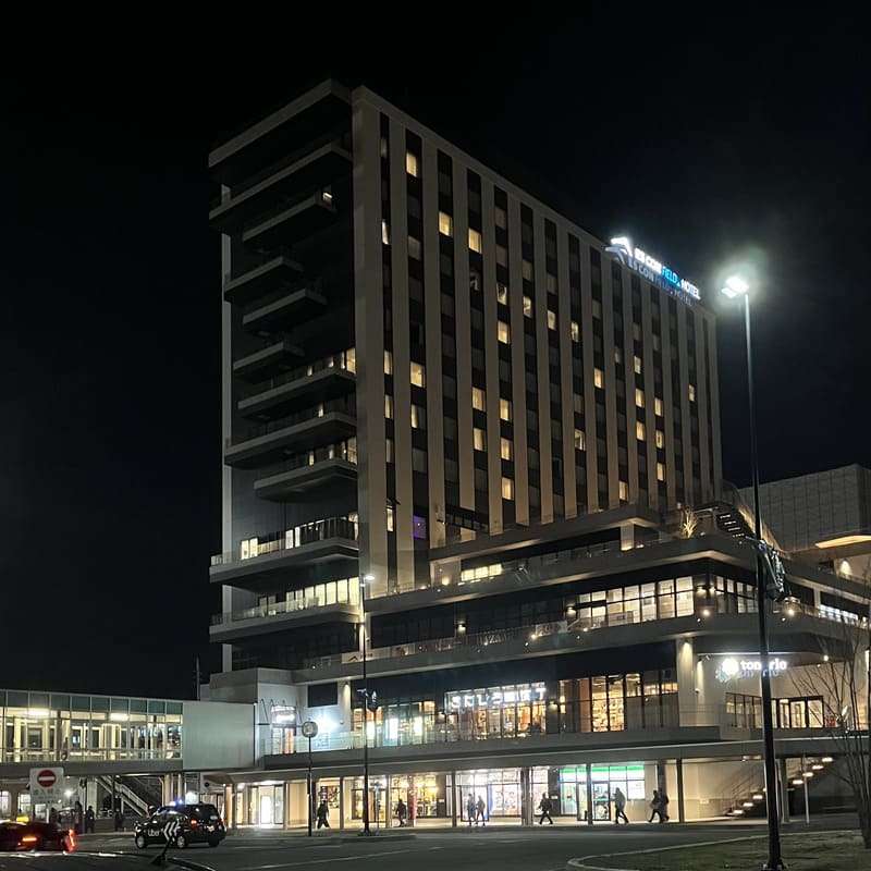 夜のホテル外観