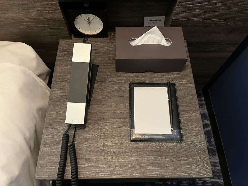 目覚まし、電話機、ティシュ、メモ、ボールペン