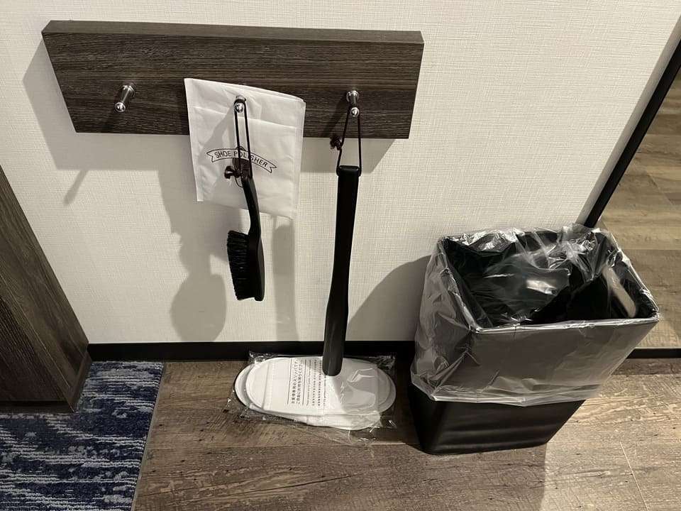 洋服ブラシ、靴ベラ、シューシャインクロス、使い捨てスリッパ、ゴミ箱