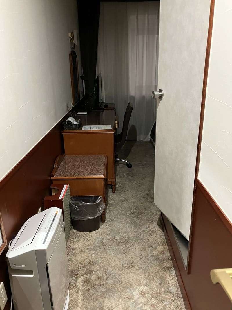 廊下から見た室内