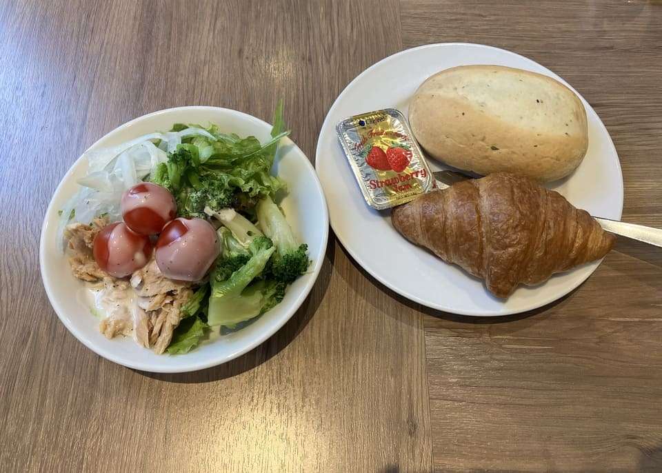 サラダとパン
